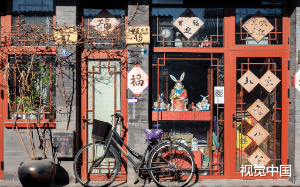 他看见我醒来，有一瞬间的欣慰，还有一瞬间的失落。他默默走到我床边，双手交叠在一起，然后又松开