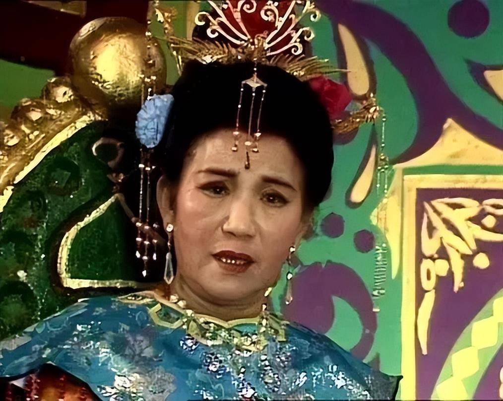 赵丽蓉：坎坷一生，却把欢笑留给观众的小品女王
赵丽蓉痛失丈夫盛强后，在人们的非议