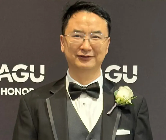 美国顶尖大学终身教授钮凤林撕毁绿卡连夜回国，中科大官网凌晨更新！
这位合肥走出的