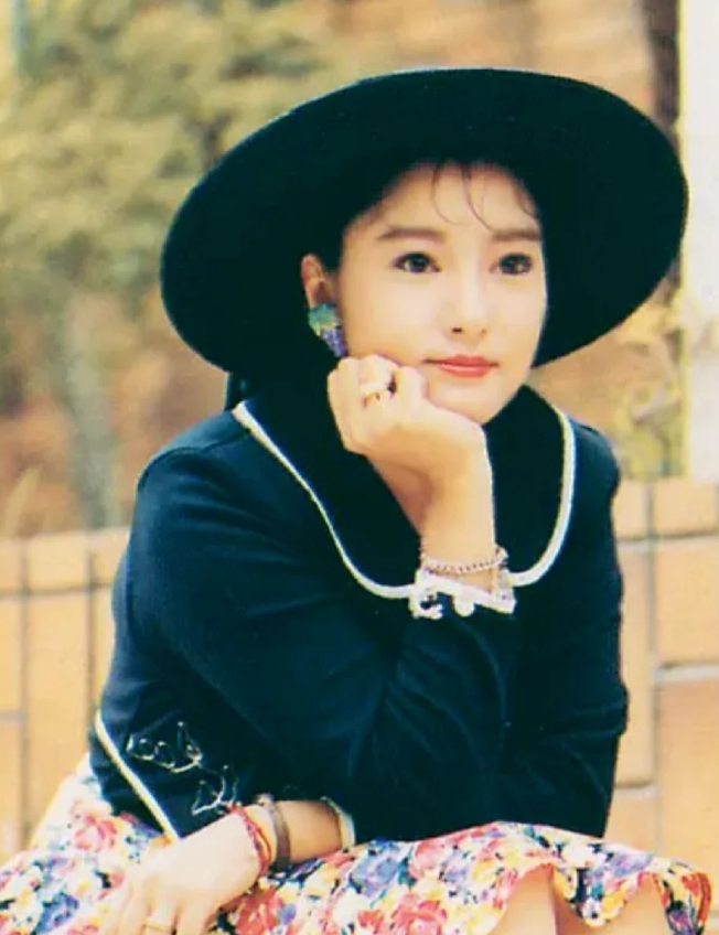 她16岁与张国荣相恋，从李莫愁到单亲妈妈