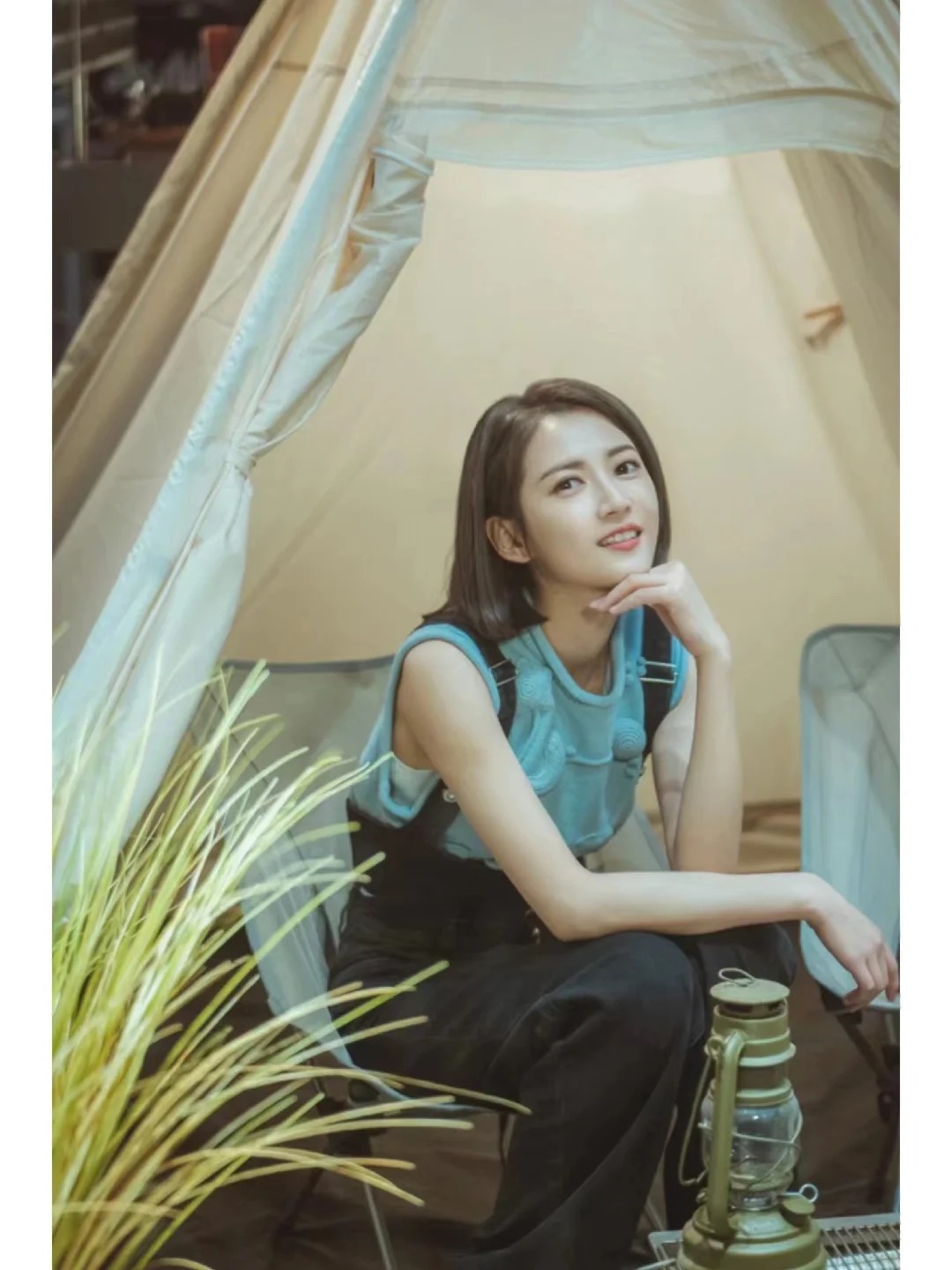 陈钰琪穿搭绝了，针织背心+背带裤真是减龄