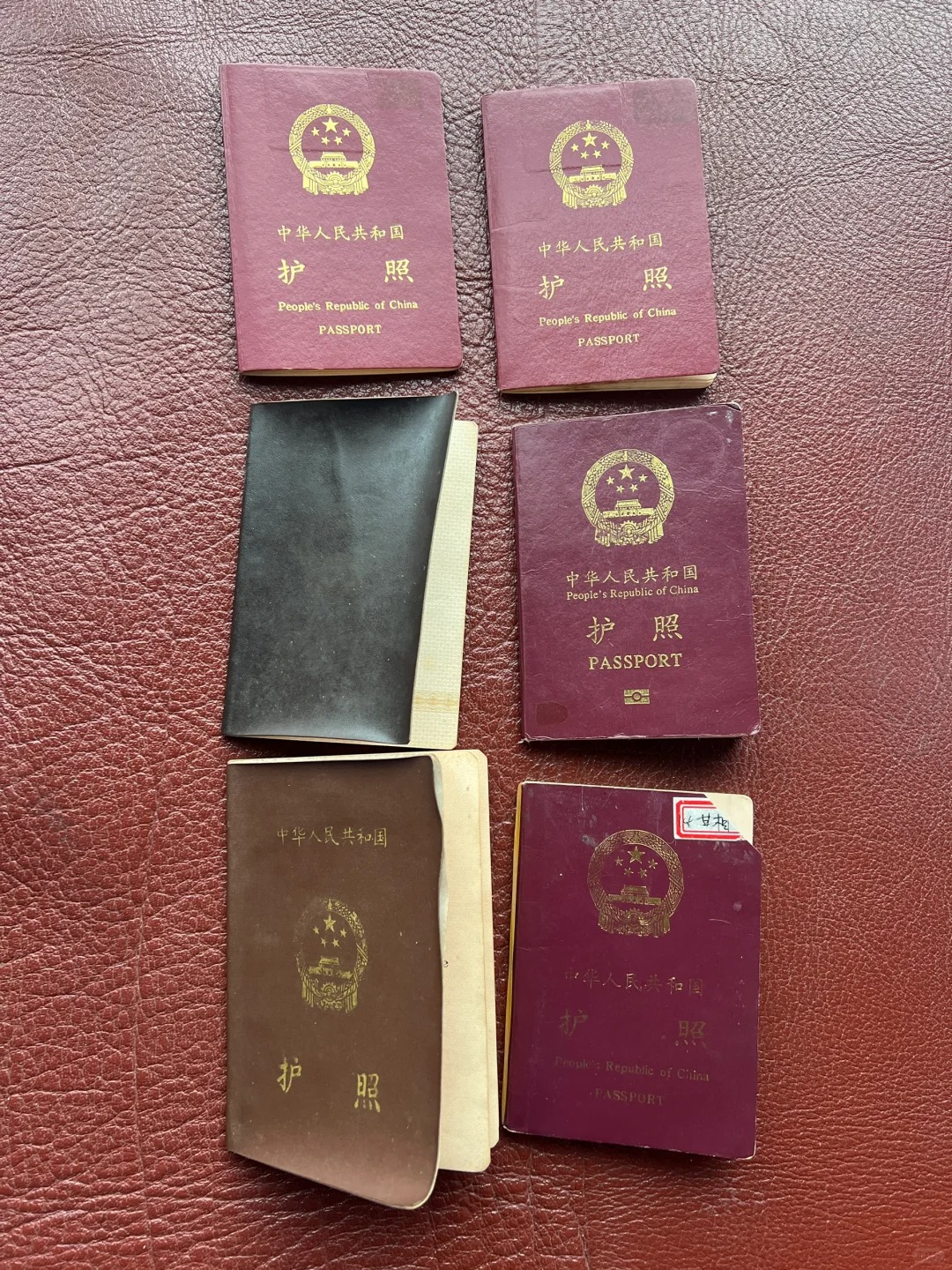 80岁用了多少本护照？
最近在整理我这些年的护照，基本上都在。美国临时绿卡我也拿