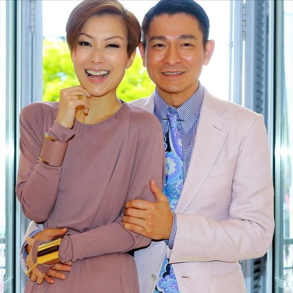 一次，刘德华和郑秀文要拍一场吻戏，刘德华很绅士地问郑秀文:“你是想来真的，还是想
