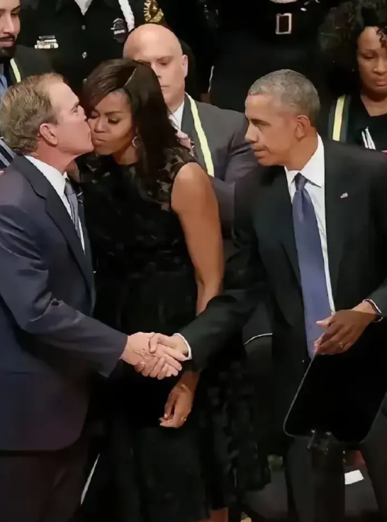 奥巴马和小布什这是杠上了吗
美国总统咋了美国总统也是普通人，普通人都有喜怒哀乐都