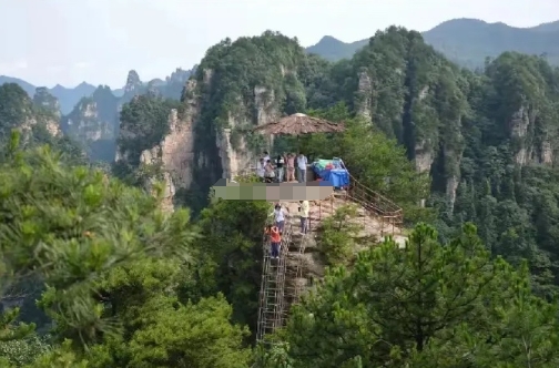 张家界上半年亏损逾6000万元，能把自然旅游景点整成大亏损都是人才！

这张家界