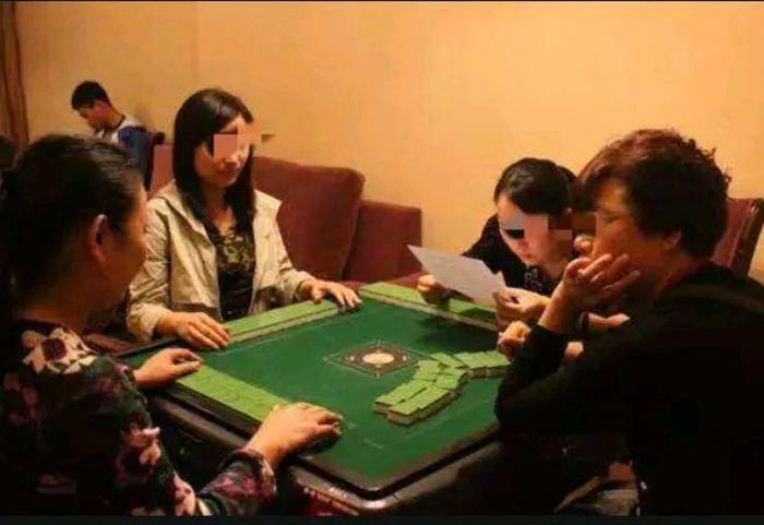 湖南娄底，一女护士结婚后，晚上无所事事，便相约了4名男子打麻将，一直打到了凌晨1