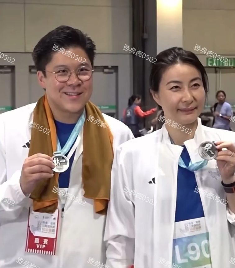郭晶晶霍启刚参加香港马拉松，跑完够开心的向大家展示奖牌，霍启刚胖乎乎笑呵呵特别有