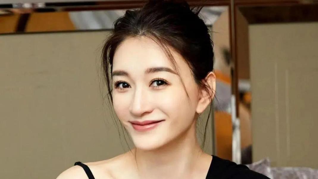 李小冉向刘晓庆炫耀：小年有人给我发红包送鲜花，刘晓庆反应搞笑