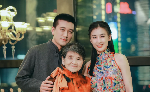 杨妈妈对杨子说:“你要善待黄圣依，她每天既要工作，又要照顾孩子，很辛苦、很累的！