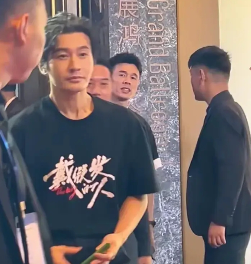 自从黄晓明删除官宣后，大家都在怀疑真假，有人跑到妖怪那里问情况，。妖怪说，他俩肯