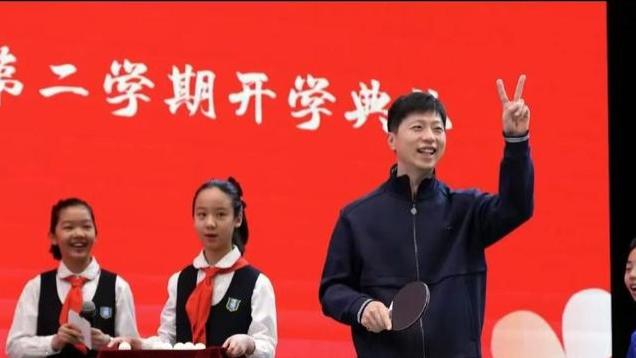 2月18马龙去儿子学校参加开学典礼，带儿子自驾游新买了安全座椅