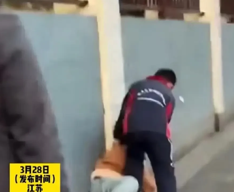 “溺爱的结果！”江苏南京，一母亲不让男孩玩手机，娘俩撕扯过程中，母亲被男孩推倒在