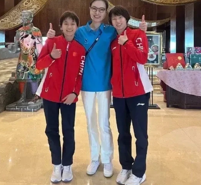 左边的是全红婵，右边的是陈芋汐，中间的是谁呀？个子高高的，戴副眼镜，这咖位应该不