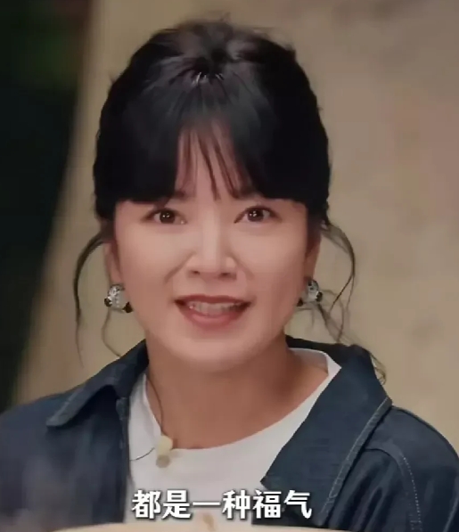 阿雅说大S不希望大家哭哭啼啼的，要笑着目送她走！

人都是见一面少一面，阿雅强忍