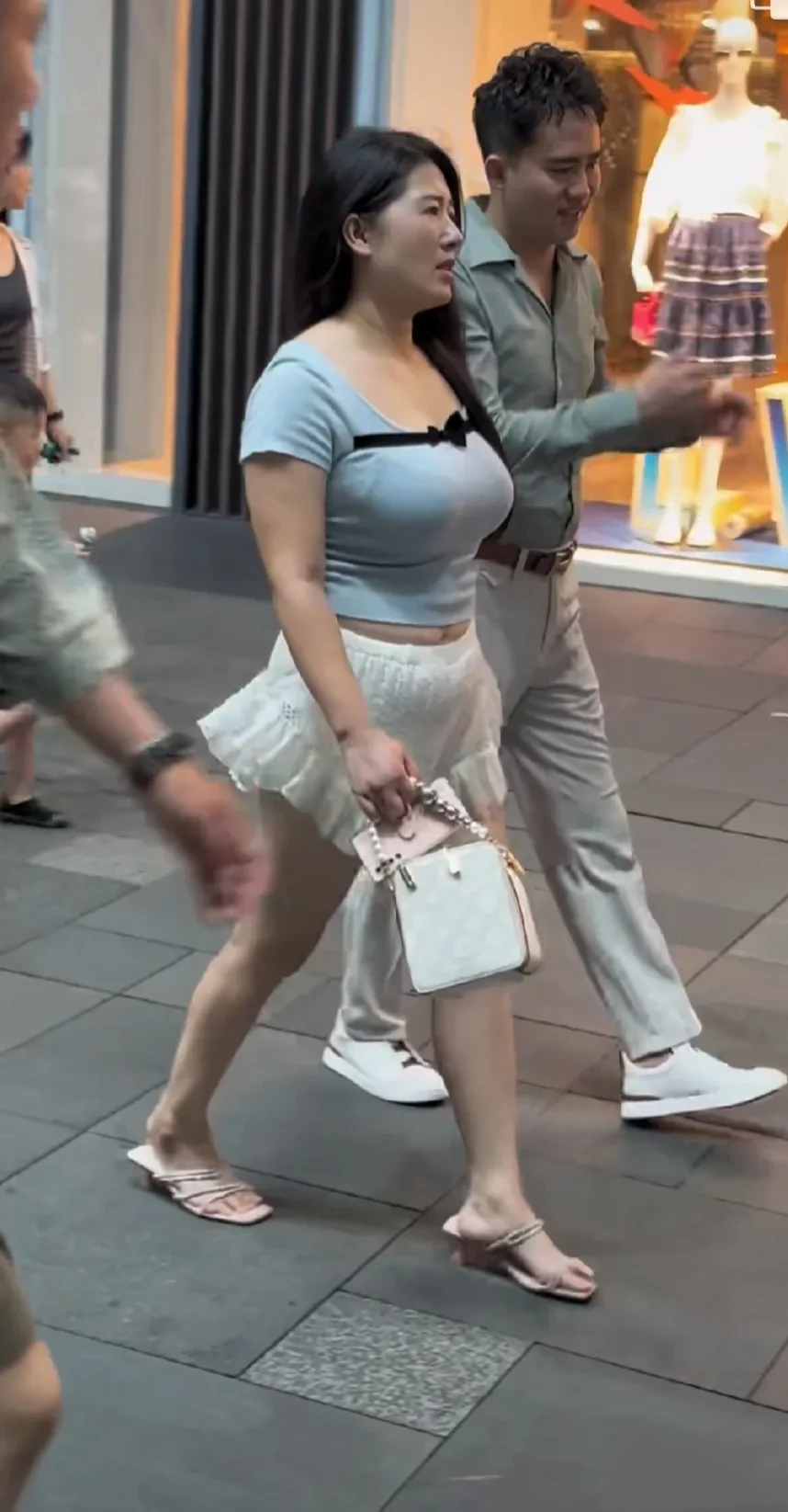 街上遇到的，很多人都说这个小伙子有福气找了一个这么漂亮的媳妇！
但是我却觉得应该