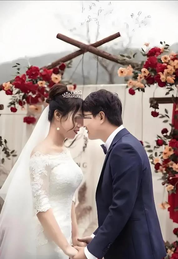 江苏淮安，男子认识一白富美女子，和她相爱7年，妻子生下一女一儿，不料，男子偶然发