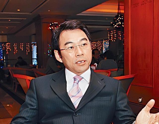 【TVB“御用奸人”戴志伟现状沧桑秃顶，却依旧乐在其中】曾经的TVB当家小生戴志