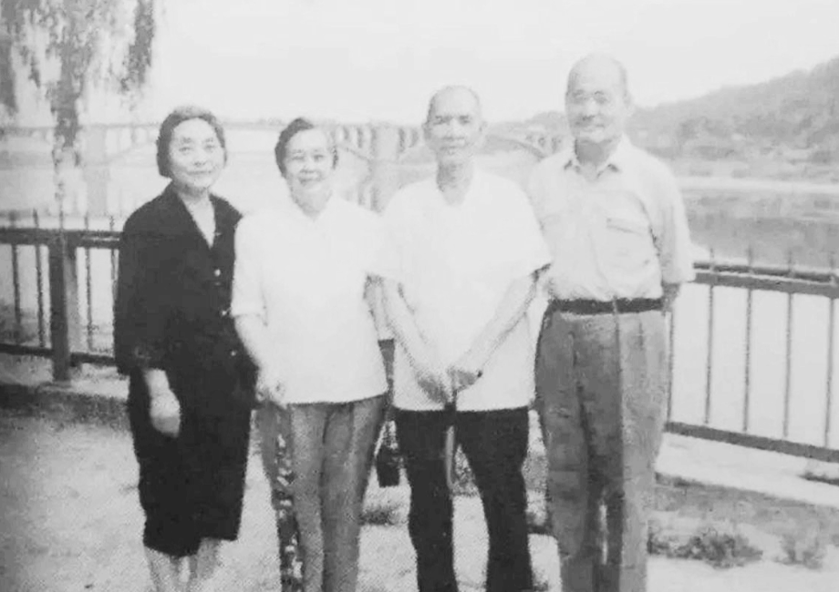 1990年的一天，秘书急匆匆跑进门，俯耳告知聂帅：“首长，某某（1位老部下）来了