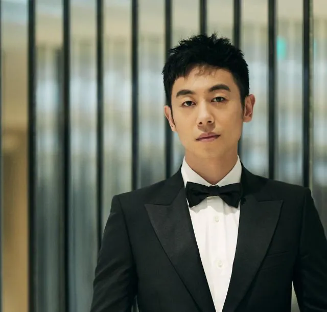 40岁的朱亚文如今的生活状态如下：
1. 婚姻情况：已结婚，配偶是白百何的大学同