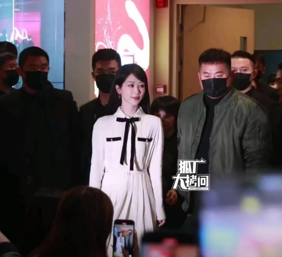 南京街头，杨紫穿百褶裙，反差萌爆表！
温柔学姐即视感，乖巧可人！
百褶裙+长发+