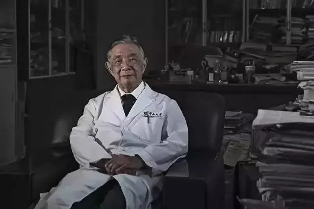 宁波一男子趁着妻子不在家，将1瓶不明液体迅速灌入怀中不满1岁的儿子口中