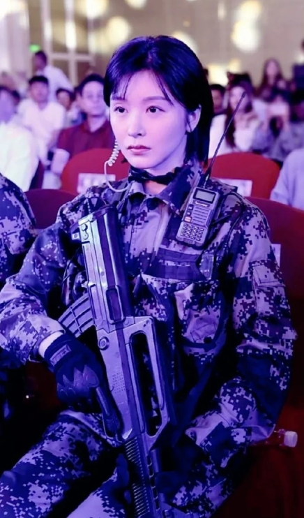 她是一个非常倔强好胜的女生，从没有把自己当做是女孩。

据说，她是天狼部队一大队