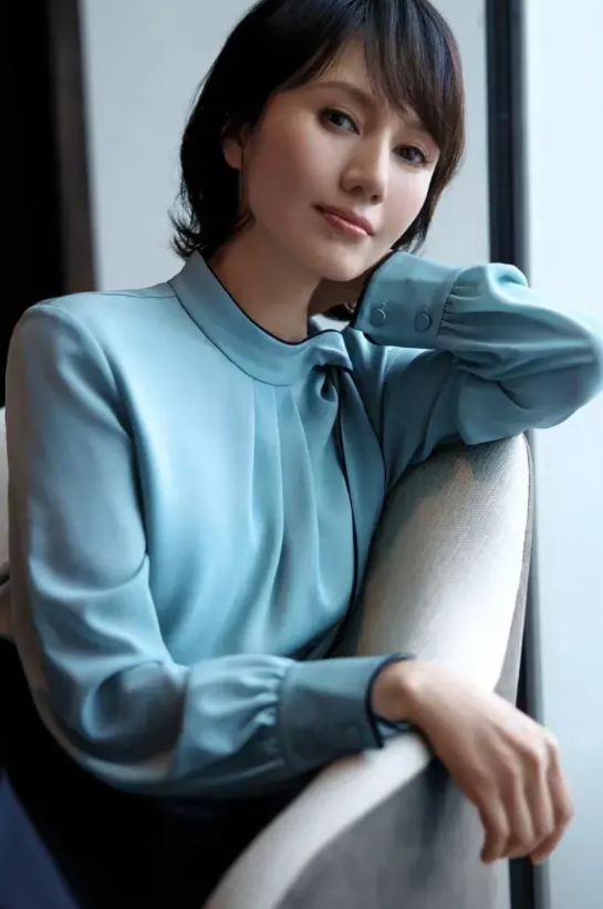 袁泉，结婚12年有11个孩子。
咋一听，吓了一跳，原来是自己有1个女儿，又领养了