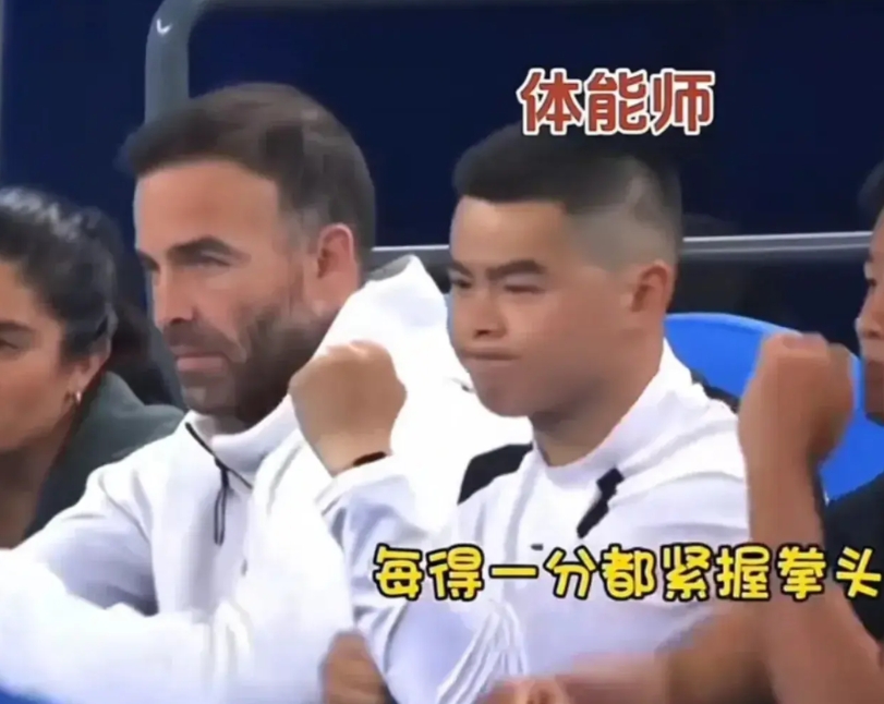 你发现没有
澳网比赛郑钦文明显长壮了
这是后来加入体能师周江的杰作
周江北京体育