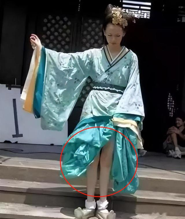 难怪影视剧中只有上半身,原来镜头外的下半身,个个都惨不忍睹(上半身是人下半身是蝎子)-第8张图片-九妖电影 难怪影视剧中只有上半身,原来镜头外的下半身,个个都惨不忍睹(上半身是人下半身是蝎子)-第8张图片-九妖电影