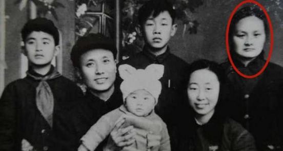 高玉清，这位在1954年因故开始在邻居许曼云家做保姆的老人，用她的勤奋、善良和无