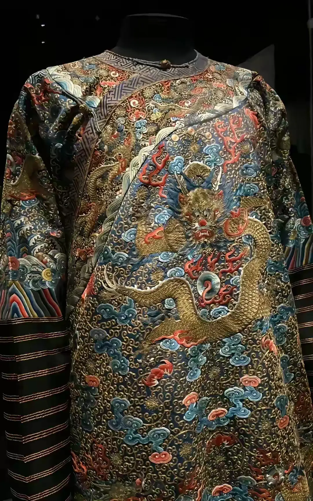 大英博物馆里的中国龙袍


