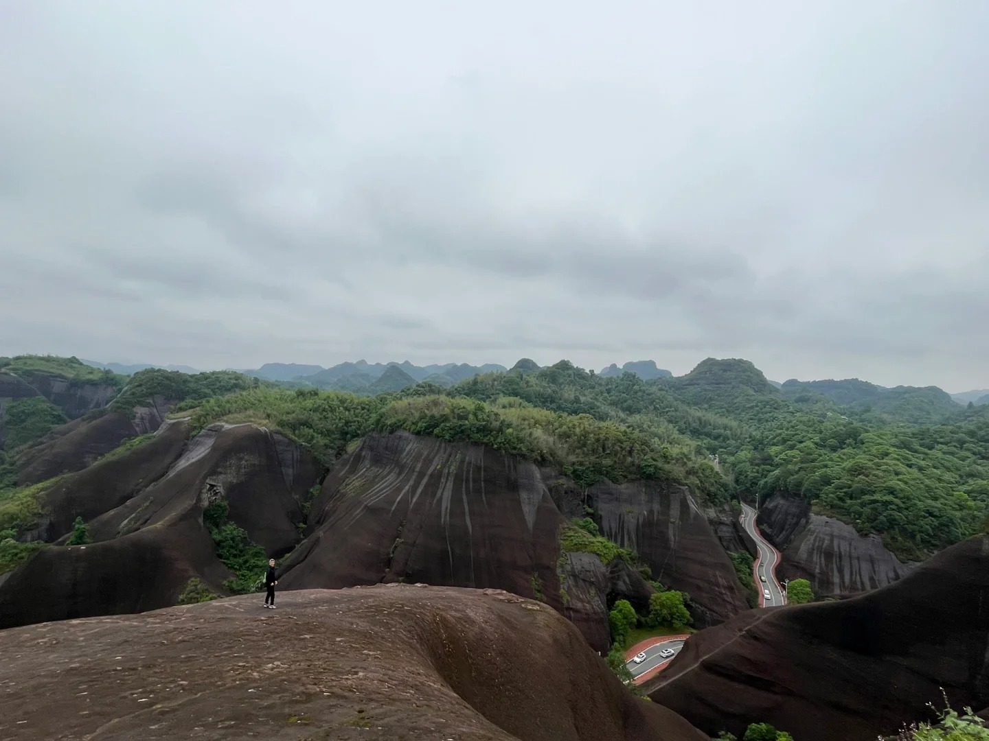 去马皇丘的最大失误。
#郴州旅行 #郴州马皇丘大峡谷
五一到了郴州，不愿意去人挤