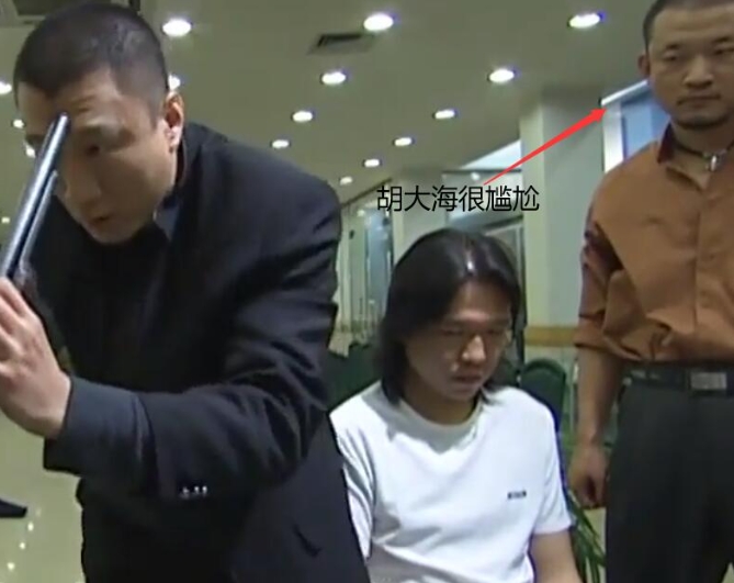 我觉得电视剧《征服》里，最让人百思不得其解的就是刘华强拿着枪指着封彪这场戏，首先