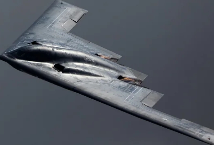 B-2在空中不加油的情况下，作战航程可达1.2万千米，空中加油一次则可达1.8万