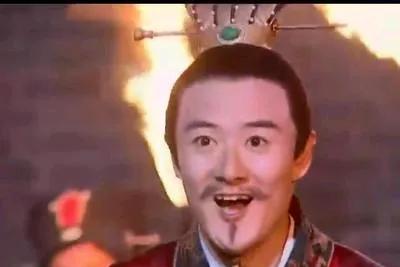 属下:王爷，皇帝死了没儿子，大伙商量后说要立你当新皇帝。
刘贺:哈哈哈，终于到我