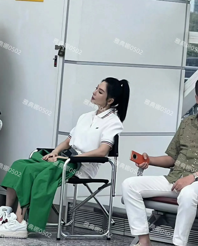 出差在无锡机场遇到了韩庚和张雨绮，韩庚残了好多，身材发福又黑又胖，气质也很油腻。