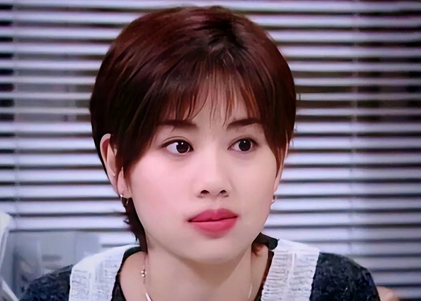 53岁陈松伶瘦到90斤，胳膊细成老公一半，与小8岁张铎至今无一子。陈松伶是香港人