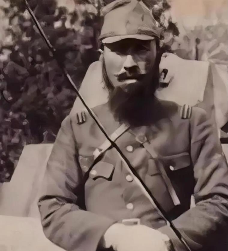 1939年，日本大佐饭野贤十，接连杀害了八名中国士兵，就在他准备向第九名士兵开枪