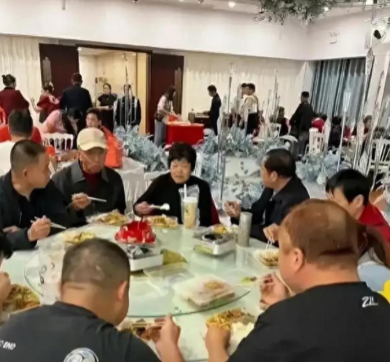 真是笑掉大牙！2023年，在湖北武汉闹出“天大的笑话！”一男子在酒店办婚礼，他们