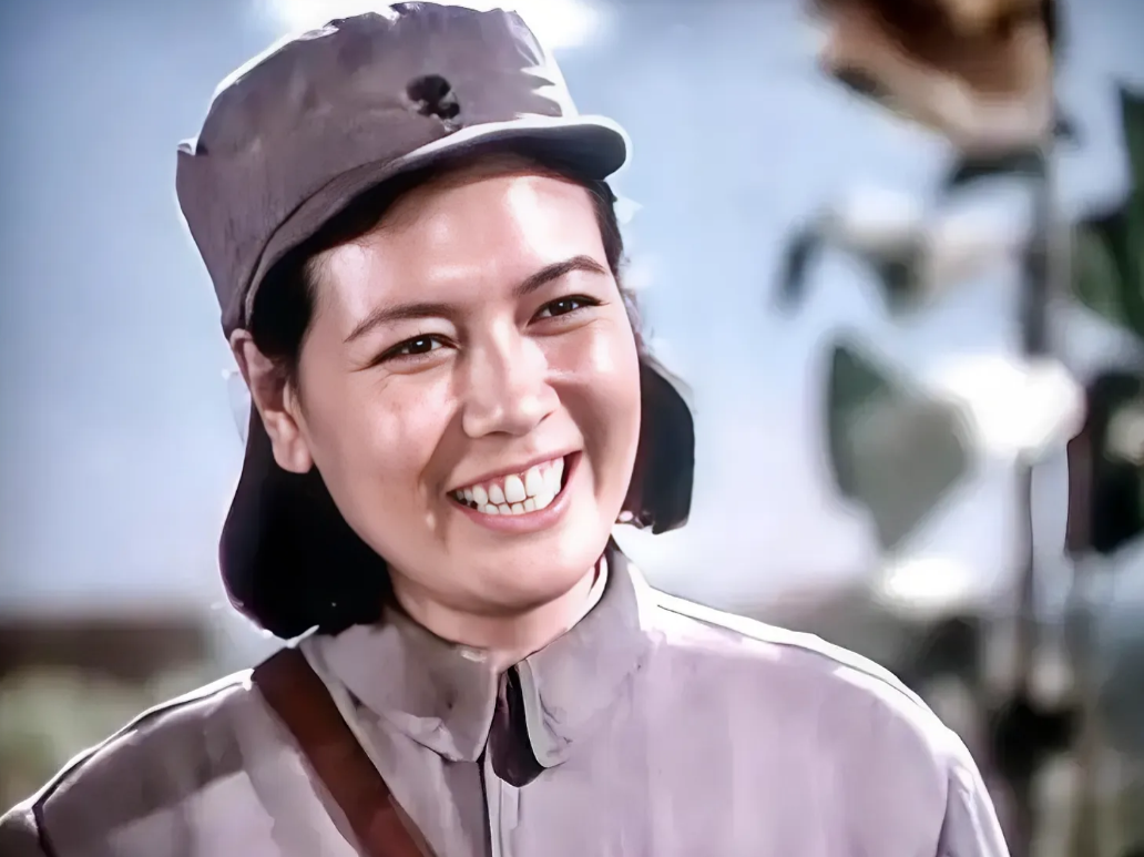 画面中，这位笑容满面的女战士扮演者，是我的山东济南老乡。早在七十年代的中国影坛，