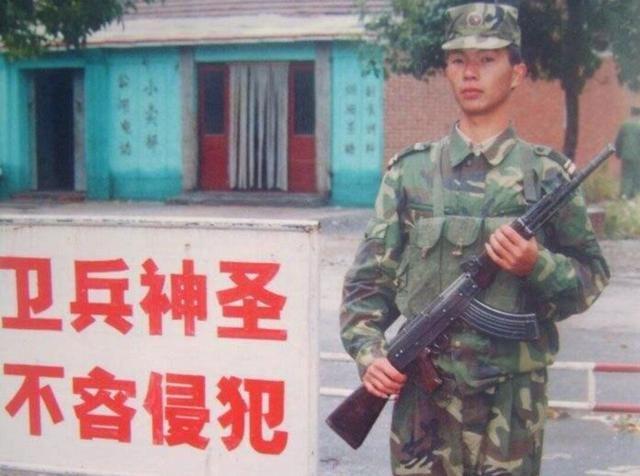 当兵时部队大院和社会接触的大门处，有哨兵执勤的岗亭，上面有个牌子。面向社会的一面