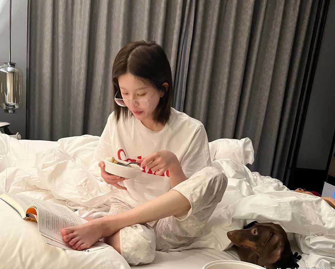 赵露思坐在床上吃锅包肉，她用脚丫子在翻书！



赵露思很有精神的在吃锅包肉