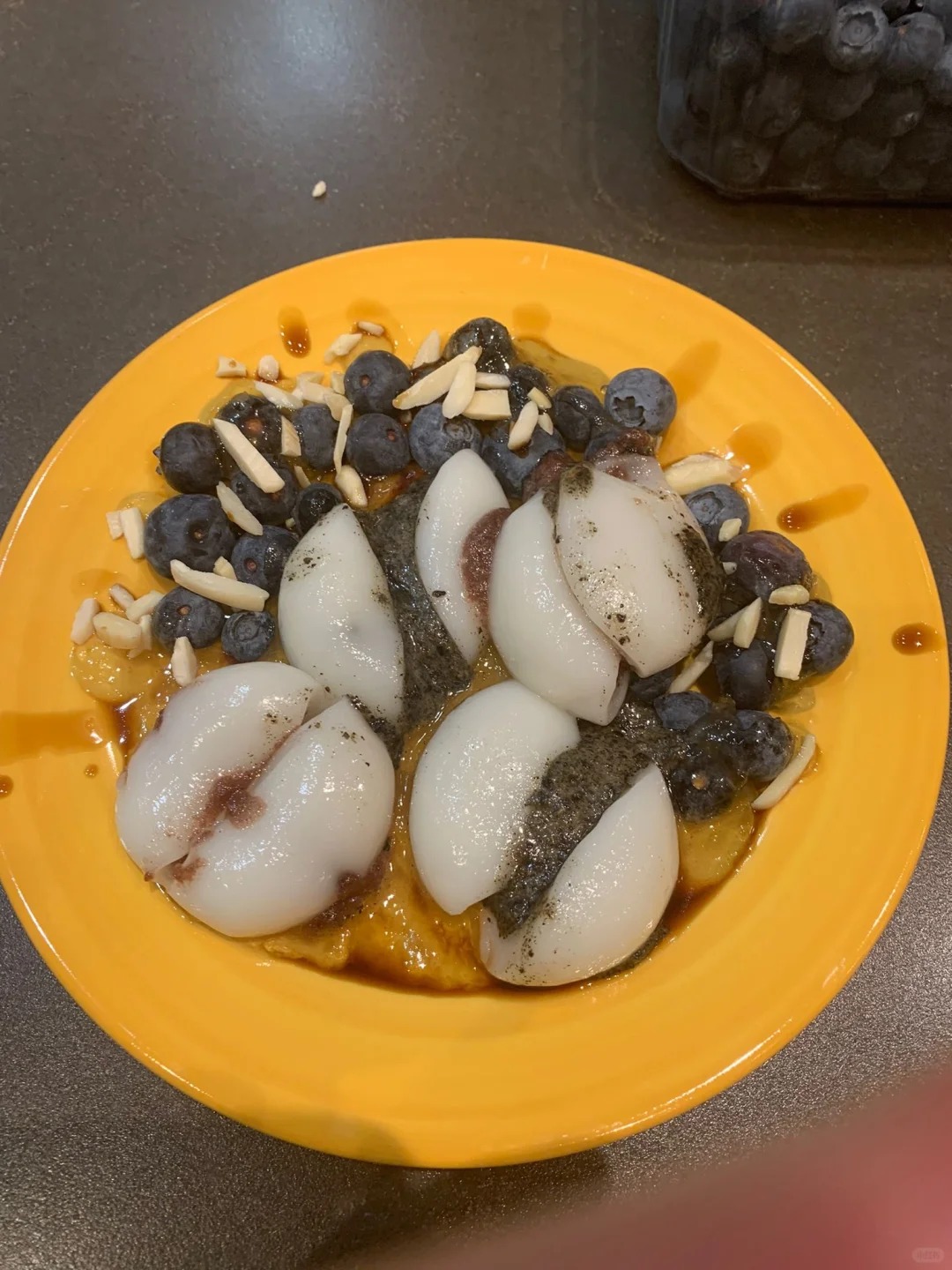 送德国同事的汤圆。。。
她觉得很好吃，就是后悔自己决定切开了摆盘
哈哈哈哈哈哈?