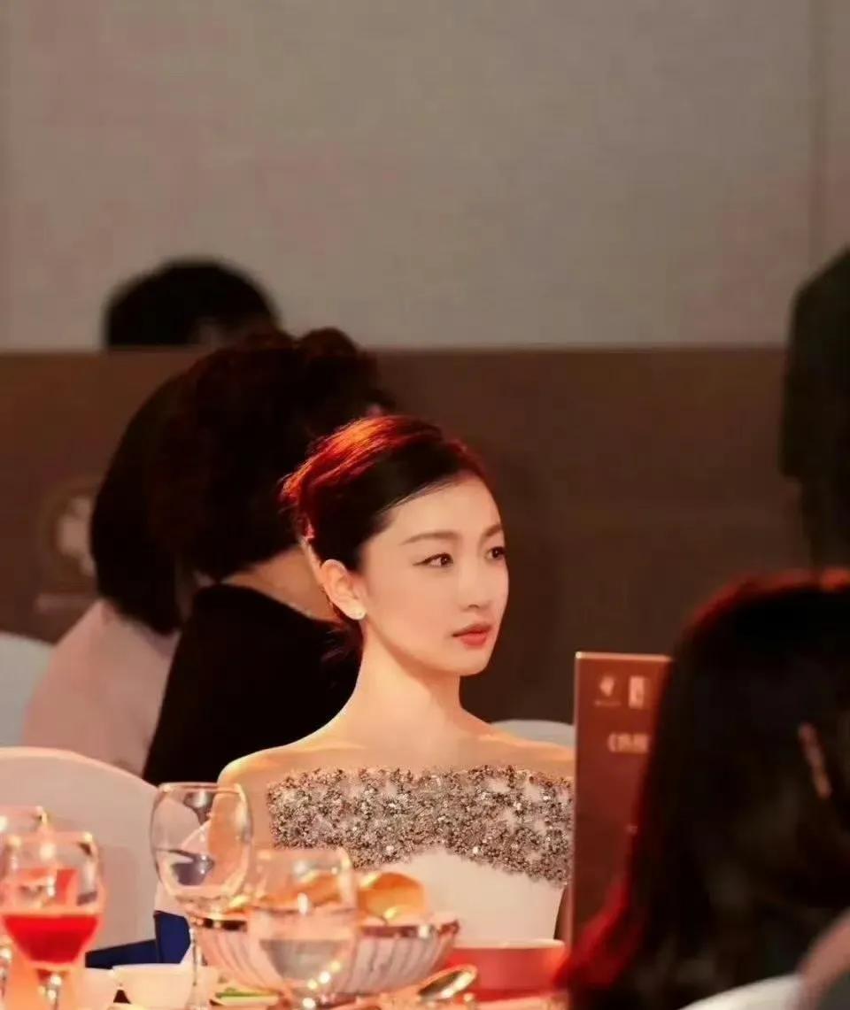 周冬雨终于找到了最适合她的妆容造型，参加宴会只用安静的坐在那里，就有高级感。她挺