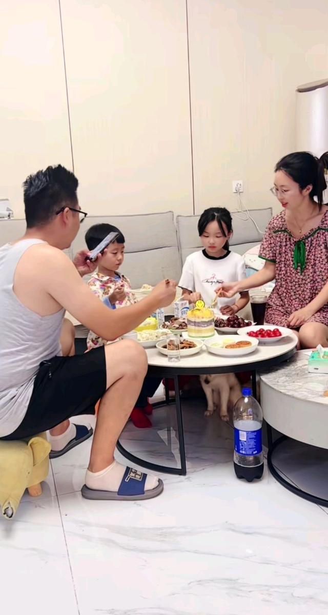 威威、静静和许敏确实没有来往了,静静认为所有的原因应该问主角(威威老师)-第3张图片-九妖电影 威威、静静和许敏确实没有来往了,静静认为所有的原因应该问主角(威威老师)-第3张图片-九妖电影