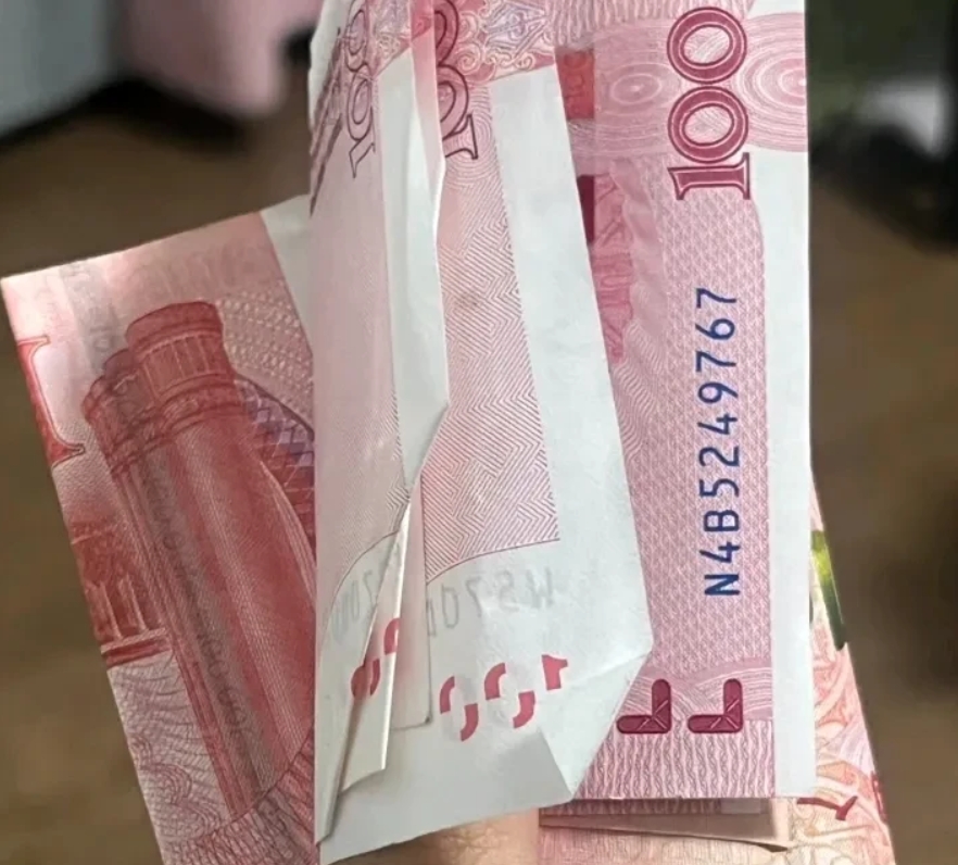又要过年了，好焦虑，往年过年都会给娘家爸妈买衣服，或者给几千块钱。
今年我老公在