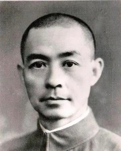 1940年5月16日，张自忠战死，师长黄维纲端着机枪率敢死队夺回遗体后，发现他的