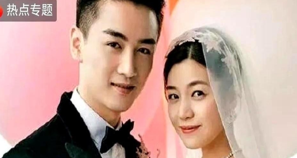网友们纷纷化身“细节侦探”，从日常偶遇照片到活动生图，一顿猛扒。陈妍希在红毯上笑