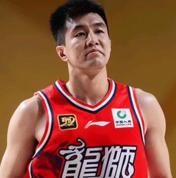 郭艾伦面部受伤已经住院治疗，据媒体人球圈赵探长透露，郭艾伦在训练当中面部受伤，非