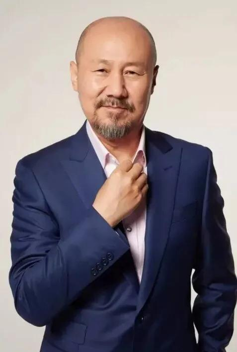 当年，腾格尔花300万开了四五家酒楼，每天呼朋唤友在酒楼喝酒，妻子劝他说:“你再